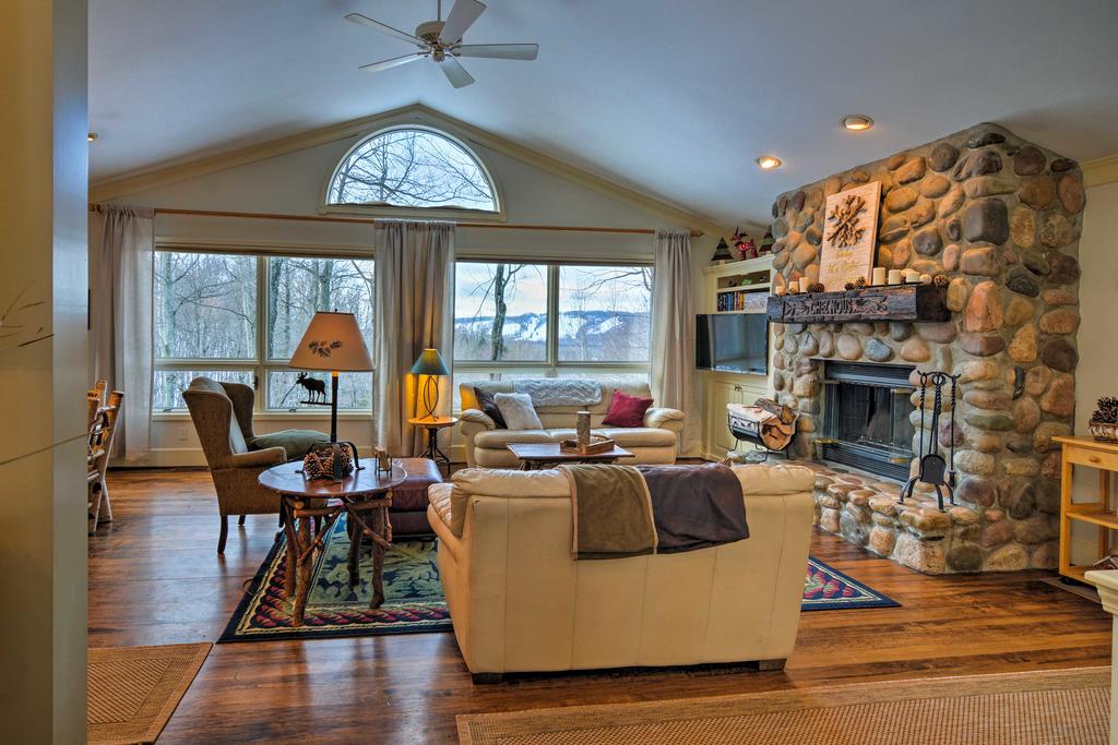 Harbor Springs Family Home With Access To Clubhouse! - thumb 0