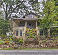 Historic 'Hardy House' on Main Street with Fire Pit - Accommodation Rooms