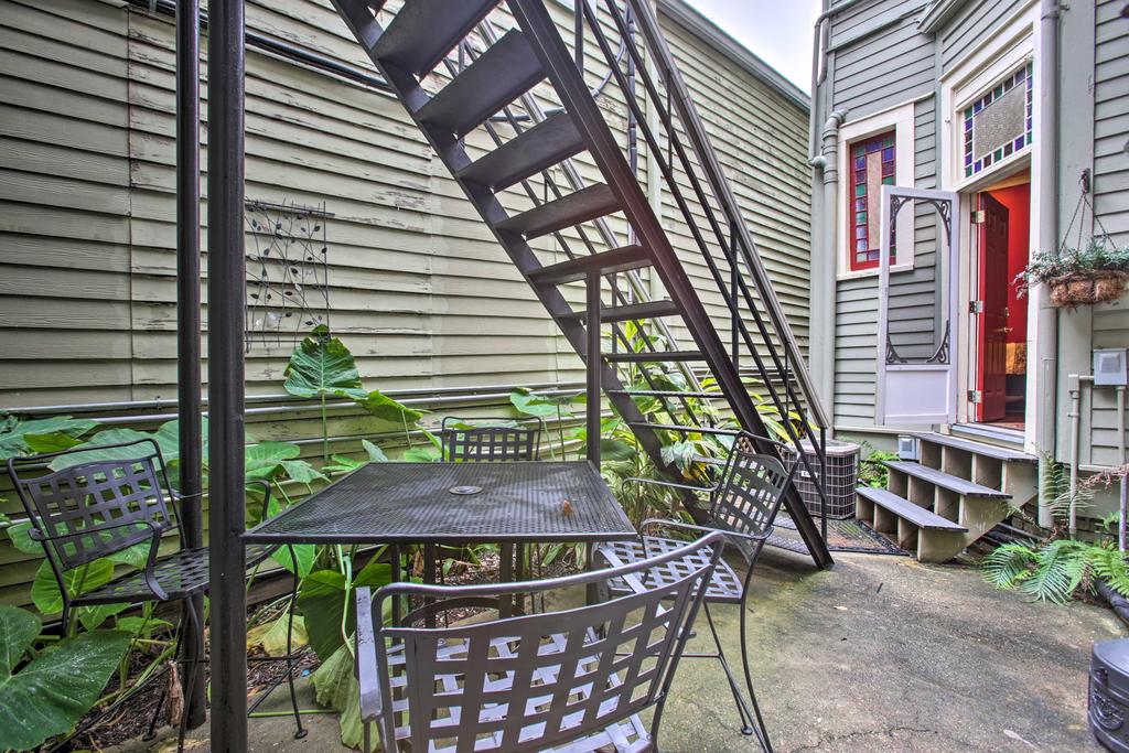 Historic Apt With Courtyard Off St Charles Ave! - thumb 2