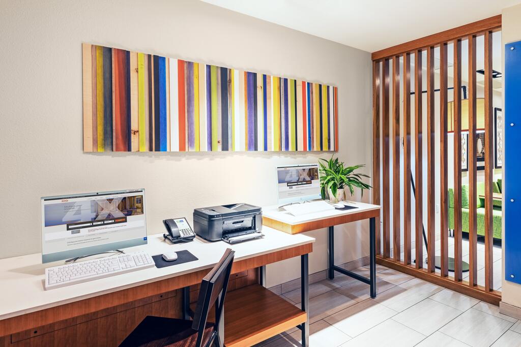 Holiday Inn Express & Suites Junction - thumb 0