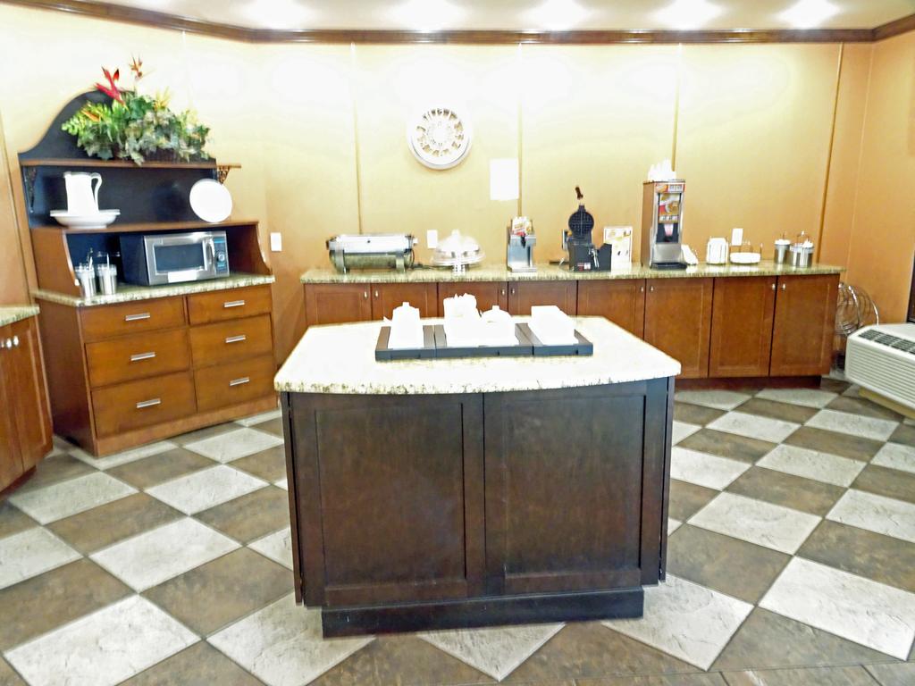 HomeTown Inn & Suites - thumb 2