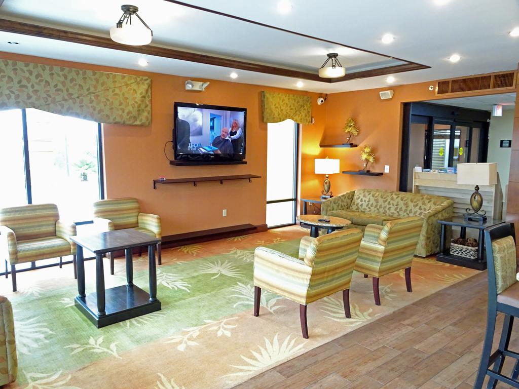 HomeTown Inn & Suites - thumb 3