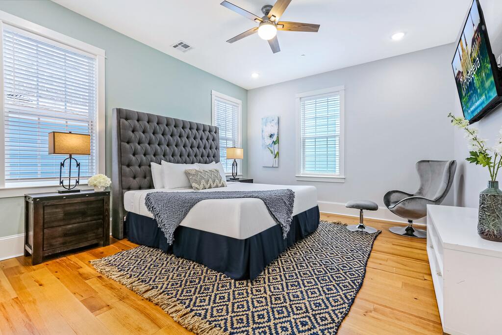 Hosteeva Stunning 4 BR Condo W Pool Steps To St Charles Ave - thumb 1