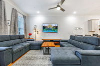 Hosteeva Stunning Modern and Fully-Upgraded 5 BR w Balcony  Pool Accommodation Rooms