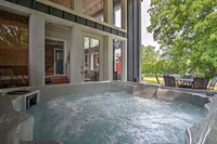 House in New Buffalo with Hot Tub and Large Yard Accommodation Rooms