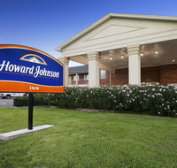 Howard Johnson by Wyndham Beaumont - Accommodation Rooms