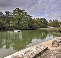 Hunt Home with Deck  2 Kayaks on the Guadalupe River - Accommodation Rooms