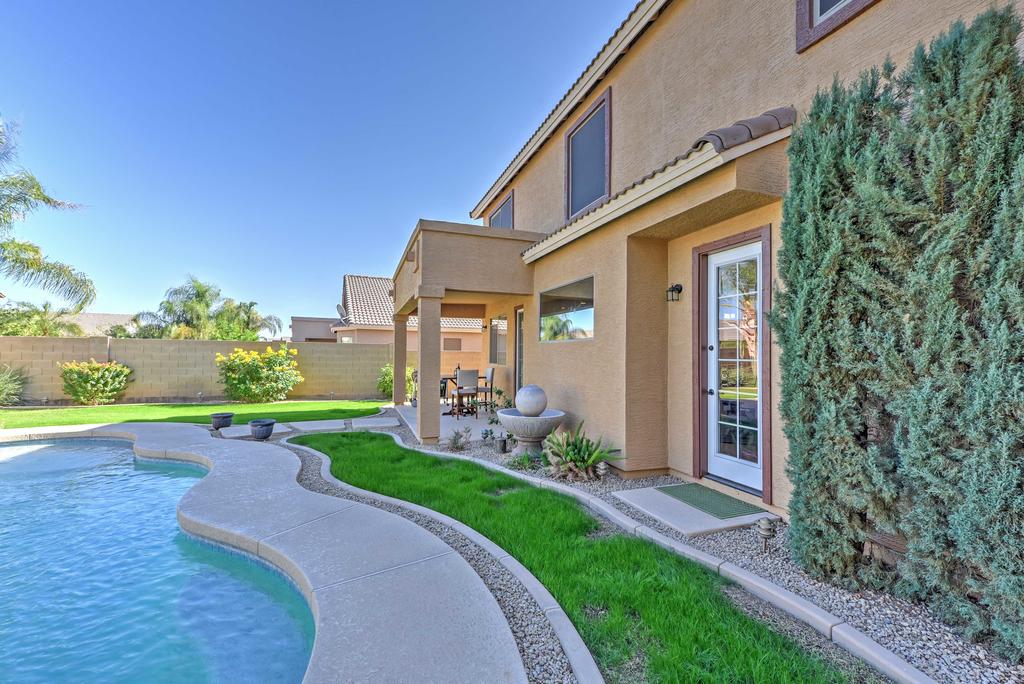 Inviting Surprise Home With Private Pool, Near Golf! - thumb 0