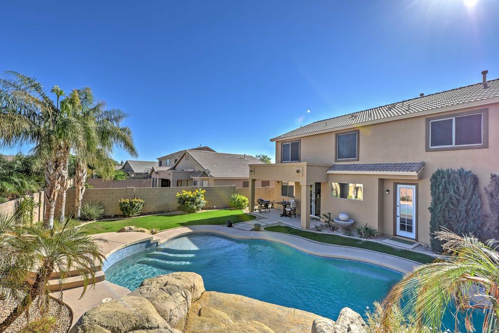Inviting Surprise Home With Private Pool, Near Golf! - thumb 1