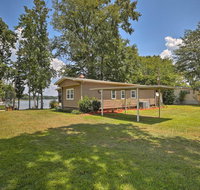 Lake Sinclair Waterfront Home w/Fire Pit+Dock - Accommodation Rooms