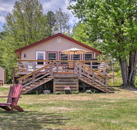 Lakefront Wakefield Cottage with Deck and Water Views - Accommodation Rooms