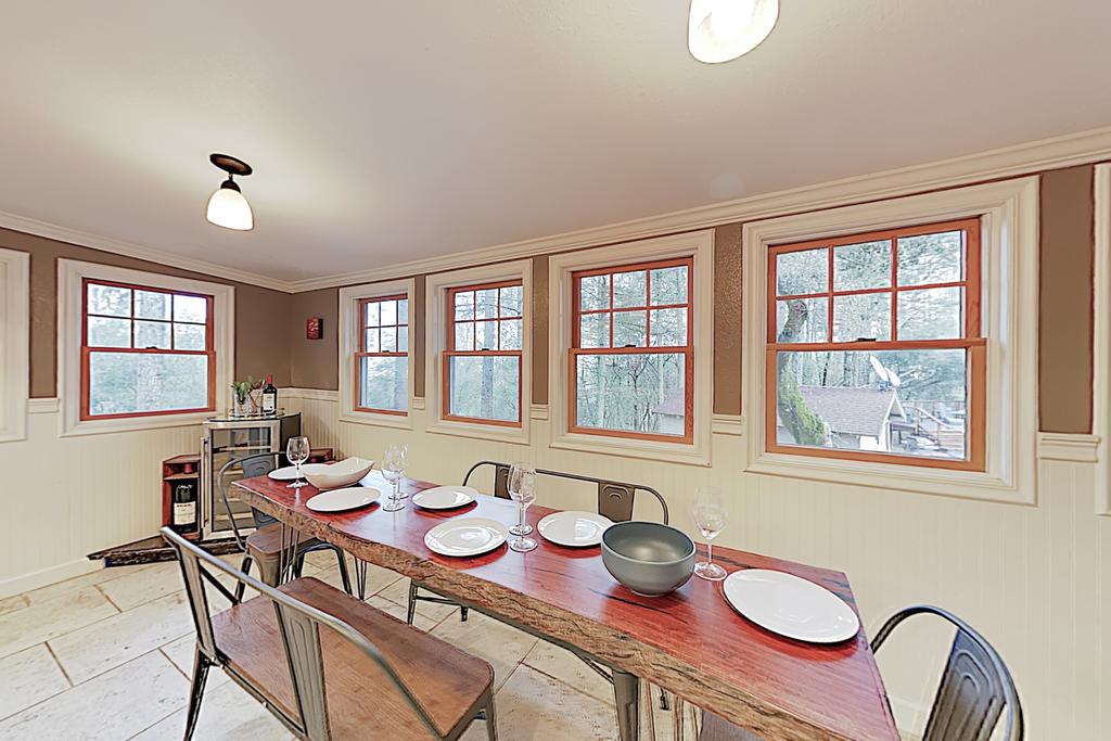 Luxe Vineyard-View Hideaway W/ Swim Spa & Hot Tub Home - thumb 2