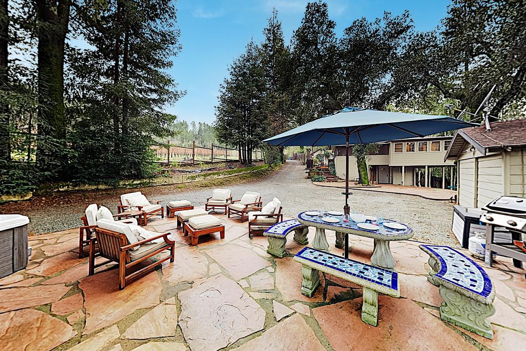 Luxe Vineyard-View Hideaway W/ Swim Spa & Hot Tub Home - thumb 3