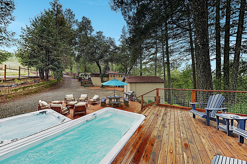 Luxe Vineyard-View Hideaway W/ Swim Spa & Hot Tub Home - thumb 0