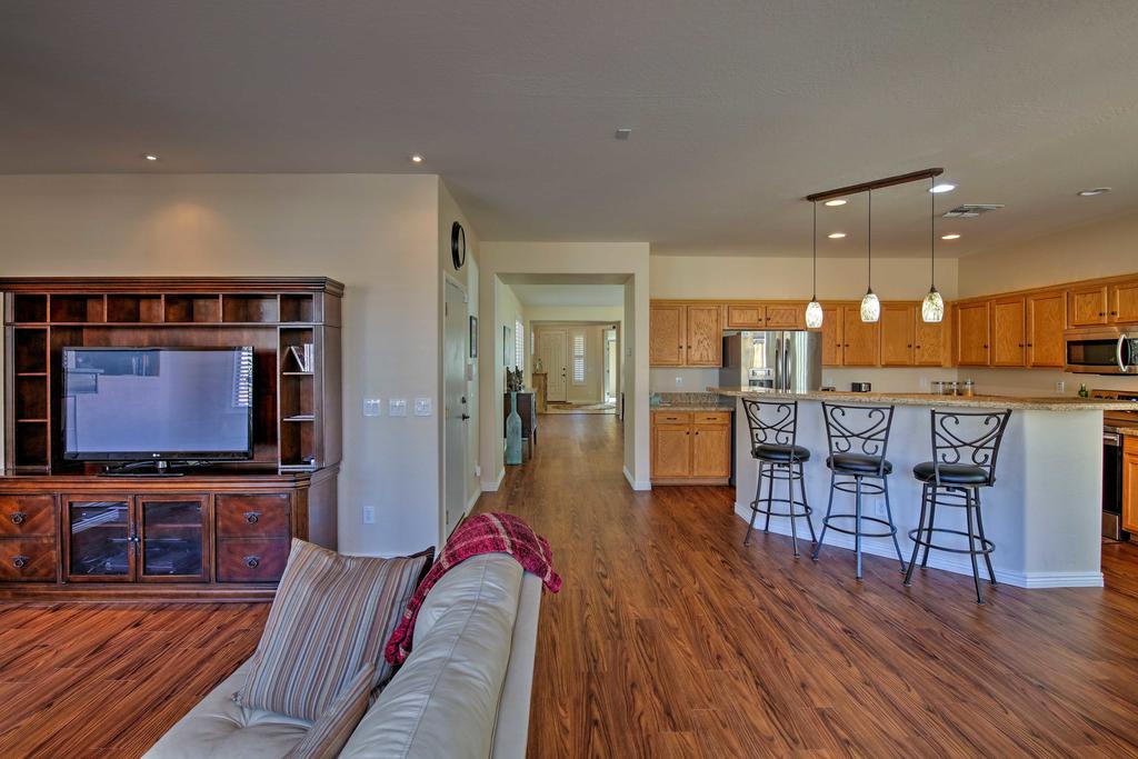 Luxurious Home With Pool, 2 Mi To Surprise Stadium! - thumb 3