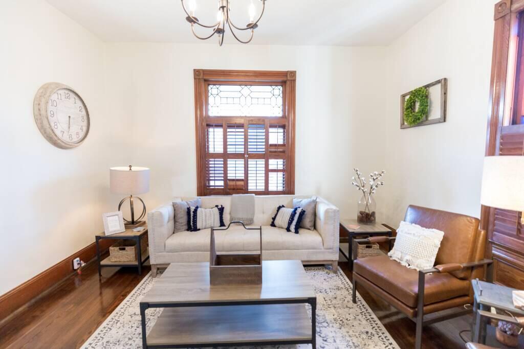 Luxury Living In Historic Downtown Home - thumb 3