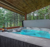 Magical Riverwalk cabin! Hot tub, Fire-pit, River! - Accommodation Rooms