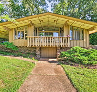 Mid-Century Modern Cottage with Fire Pit and Deck - Accommodation Rooms