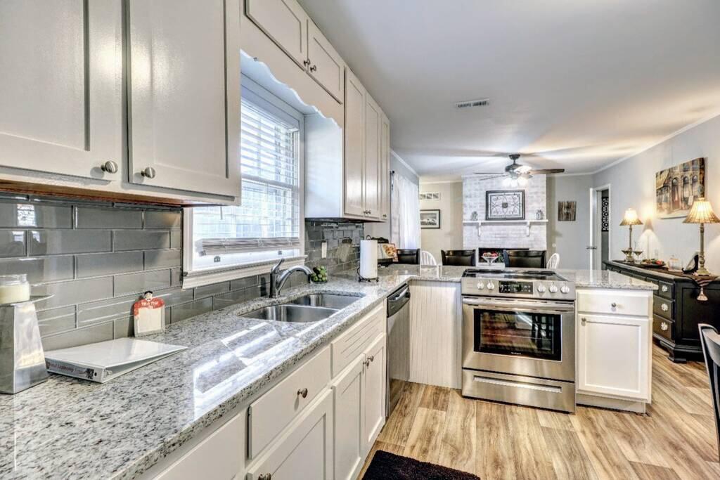 Minutes Away From Six Flags Sg - thumb 0