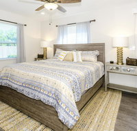 Modern Designer Home 3br-2ba, Huge Master Suite, Full Kitchen, Near Beach, Private Yard, Peaceful Neighborhood - Accommodation Rooms