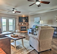 Modern Family Condo with Pano Lake Views  Pool - Accommodation Rooms