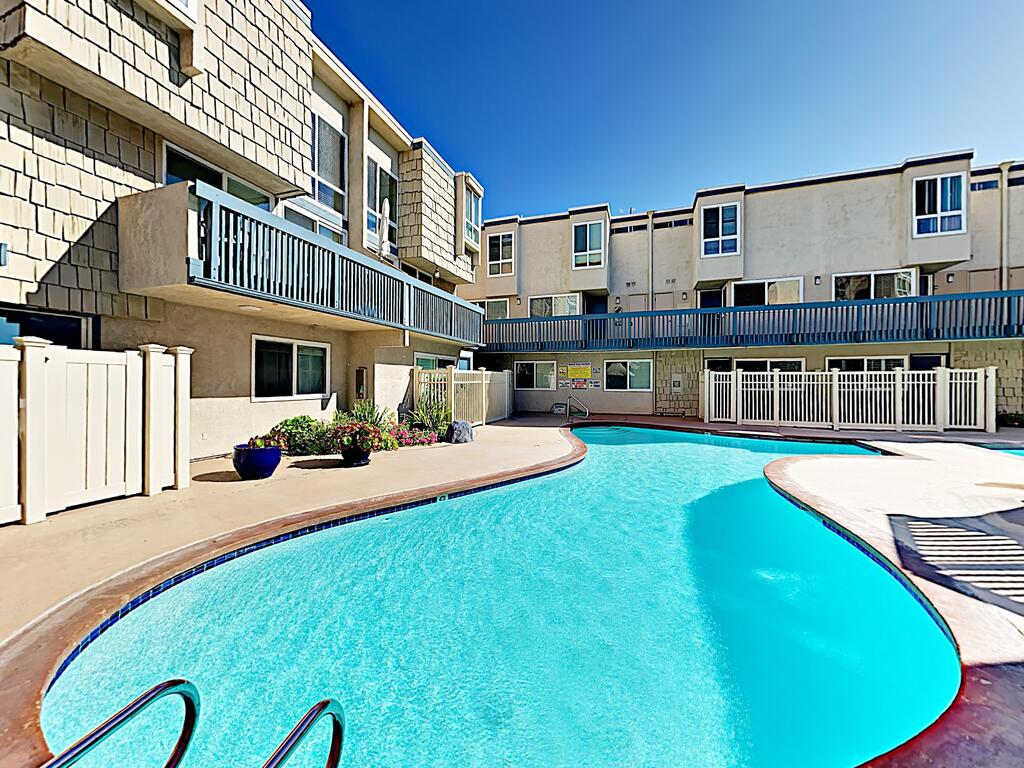 Modern Mountain-View Condo, 1 Block To Beach! Condo - thumb 2