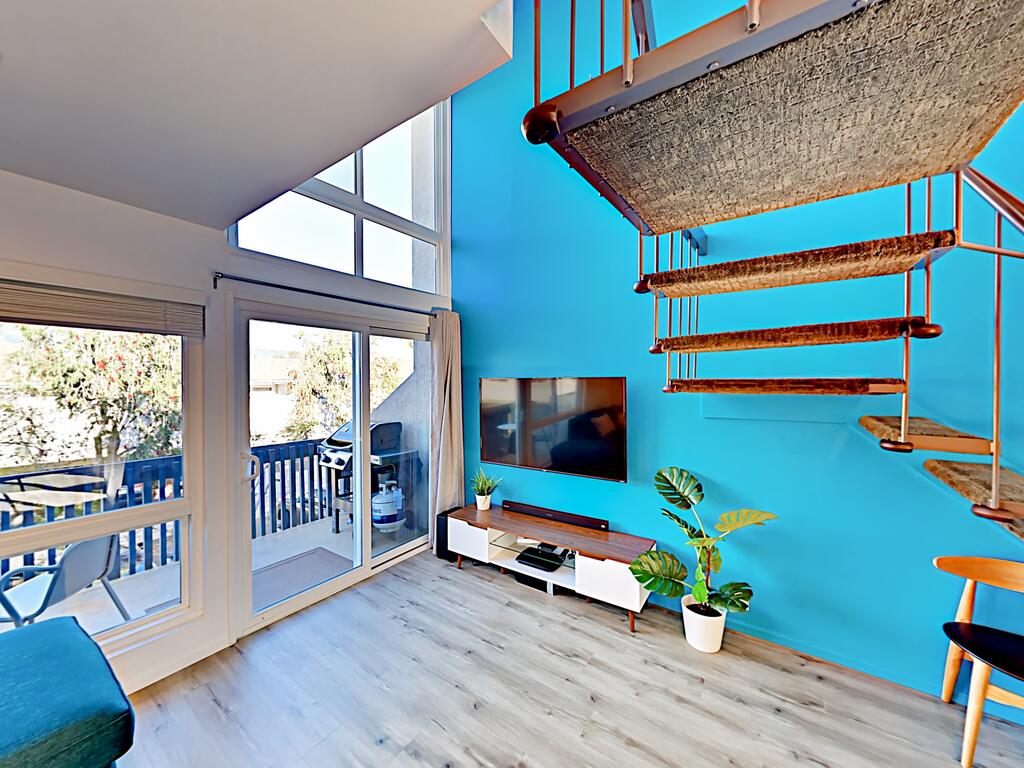 Modern Mountain-View Condo, 1 Block To Beach! Condo - thumb 3