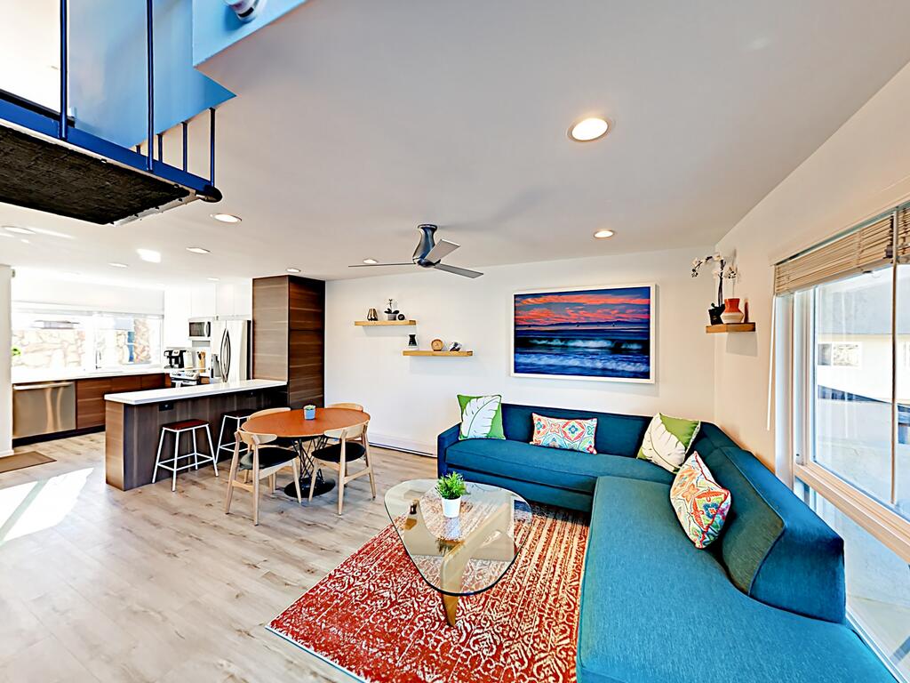 Modern Mountain-View Condo, 1 Block To Beach! Condo - thumb 0