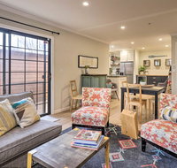 Pet-Friendly Art Deco Retreat Near Downtown - Accommodation Rooms