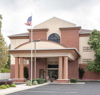 Quality Inn  Suites- Niles - Accommodation Rooms