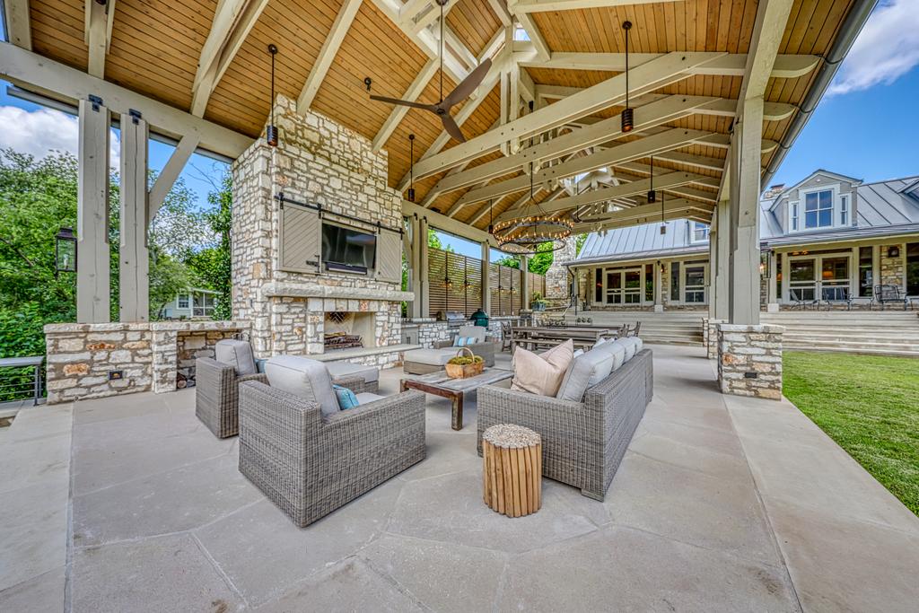 Riverfront Family Retreat - thumb 0