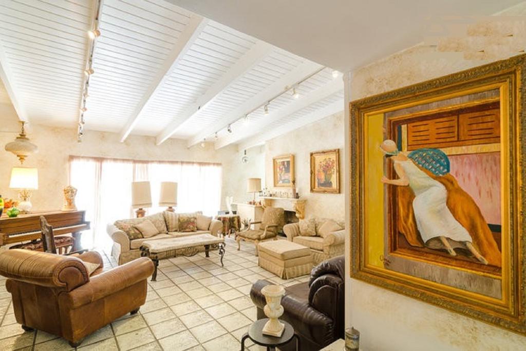 Room At The House Of Movies [HSR19-004187] - thumb 0