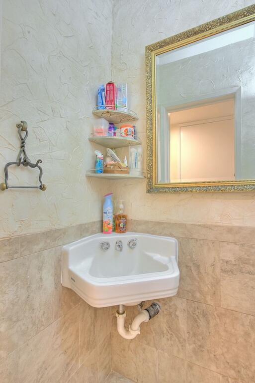 Room At The House Of Movies [HSR19-004187] - thumb 3