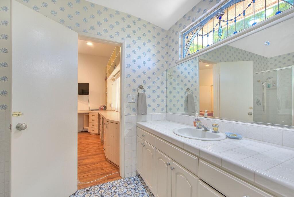 Room At The House Of Movies [HSR19-004187] - thumb 1