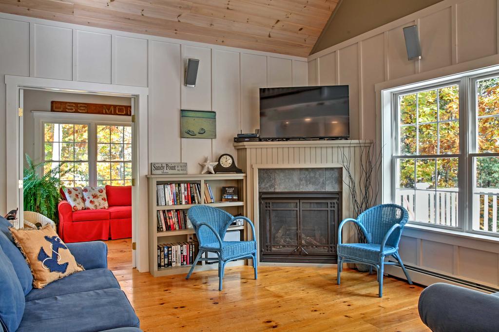 Sandy Point Home With Wraparound Deck - Walk To Beach - thumb 3