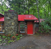 Serene Creekside Cottage Near Asheville with Fire Pit - Accommodation Rooms