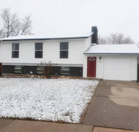 Spacious and Simple Queen Lower Level Master Suite - Accommodation Rooms