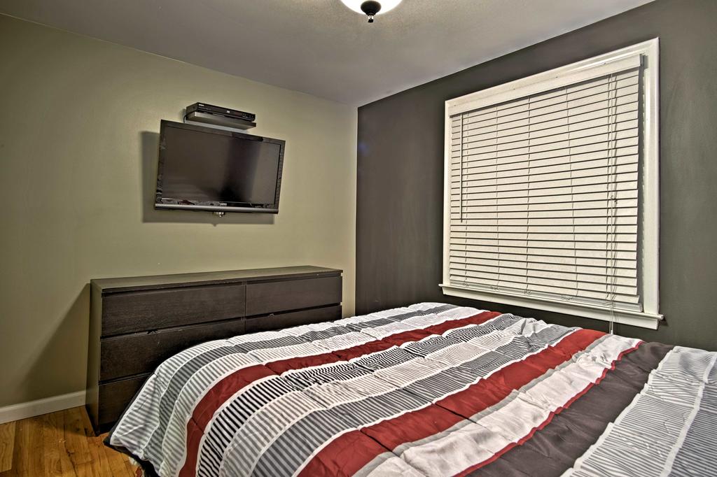 Suburban Detroit Home With Porch, Yard And Fire Pit! - thumb 2