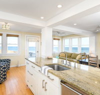 The Beach House. Oceanfront & Sunrise Views! - Accommodation Rooms