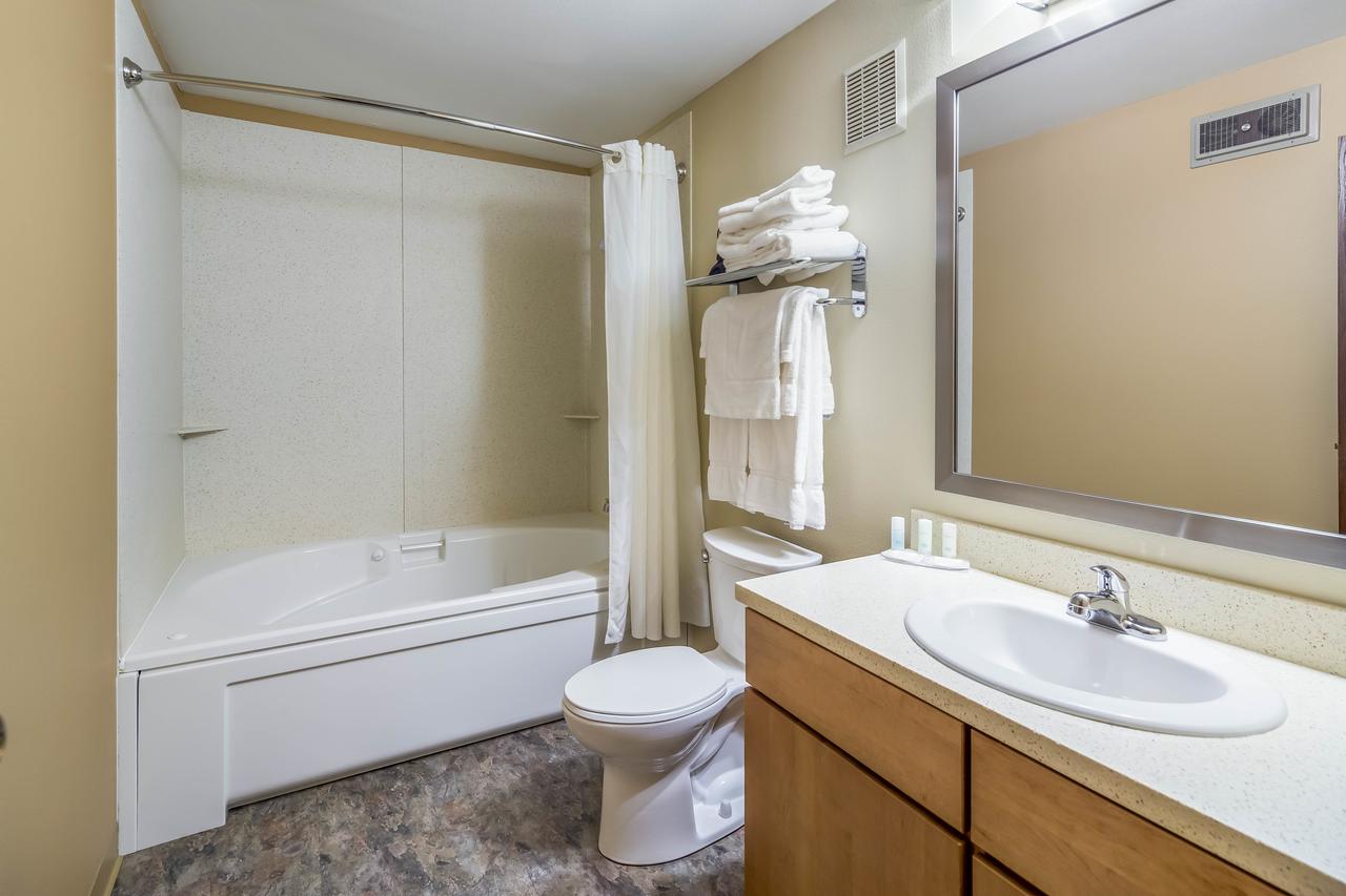 Clarion Hotel & Suites - thumb 2