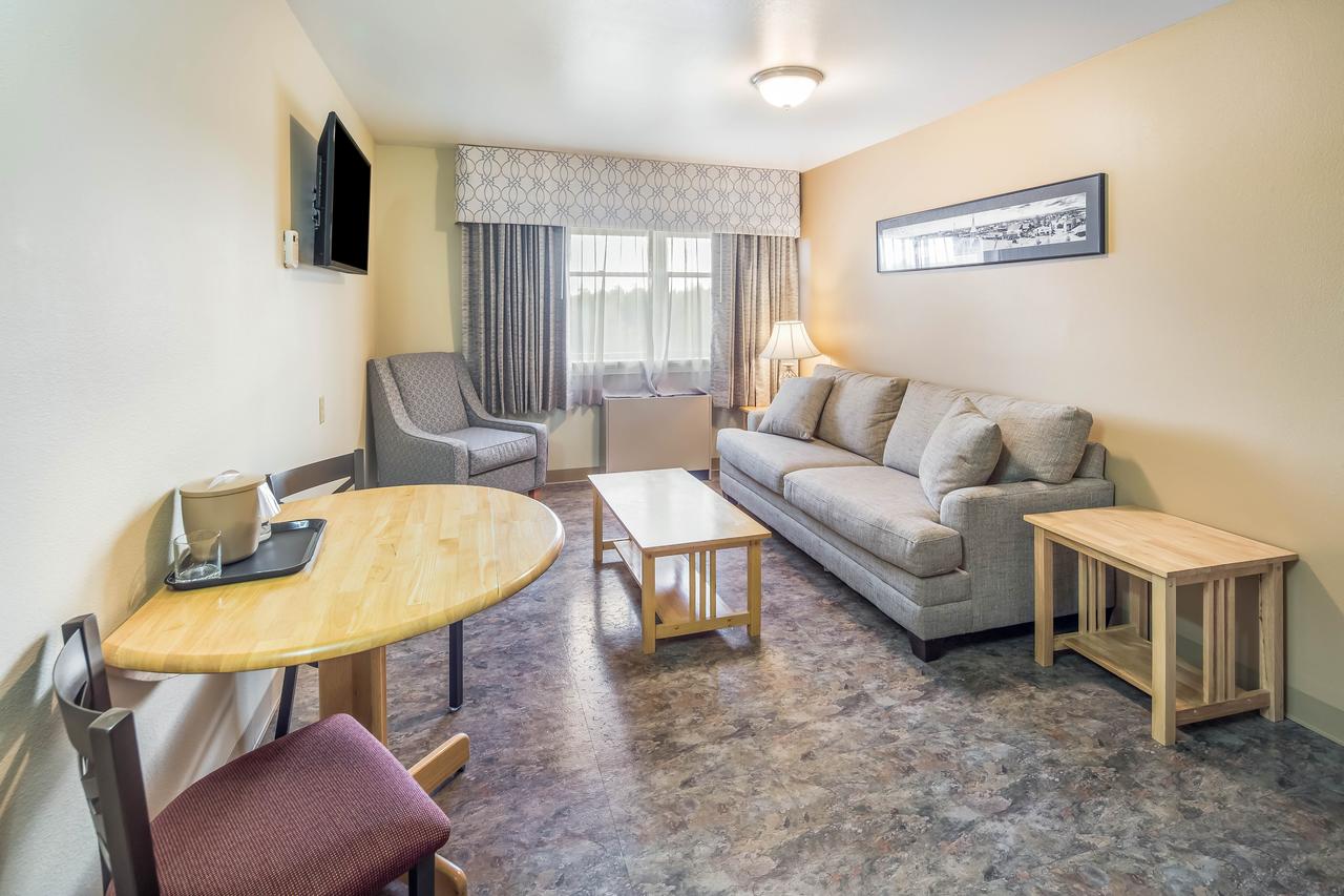 Clarion Hotel & Suites - thumb 1