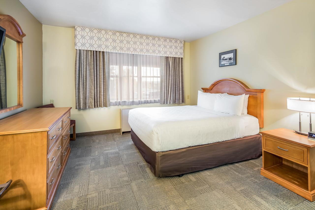 Clarion Hotel & Suites - thumb 21