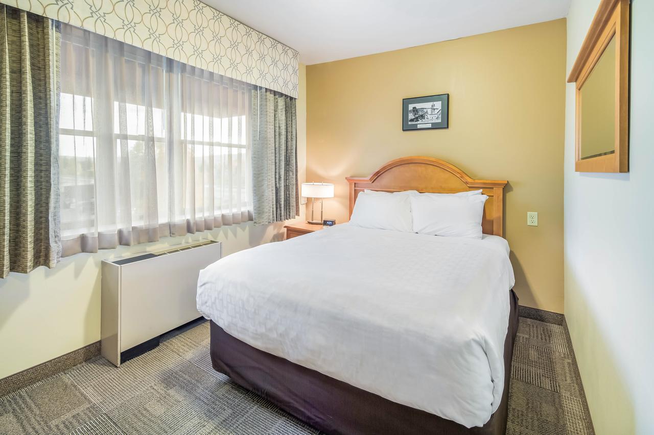 Clarion Hotel & Suites - thumb 20