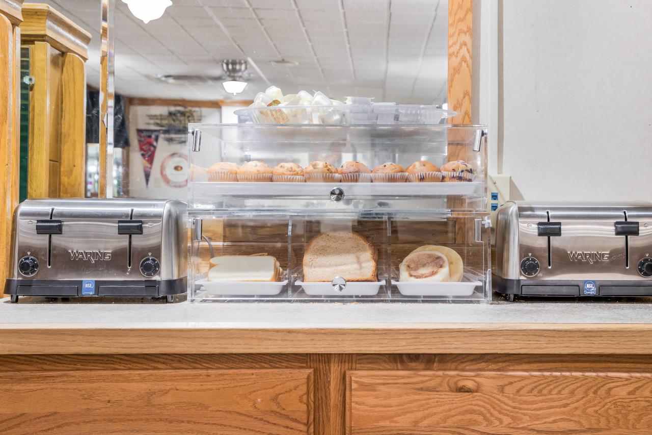 Clarion Hotel & Suites - thumb 16