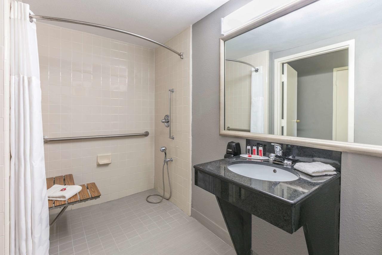 Ramada By Wyndham Texarkana - thumb 40