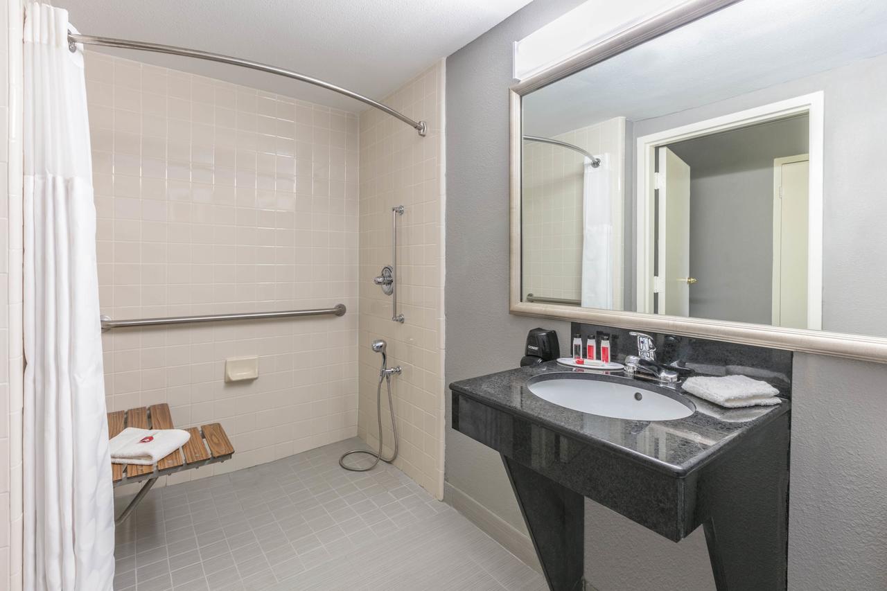 Ramada By Wyndham Texarkana - thumb 10