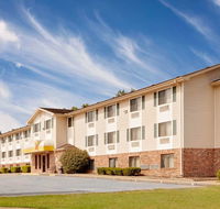 Super 8 by Wyndham Fayetteville - Accommodation Rooms