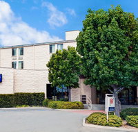 Days Inn  Suites by Wyndham Fullerton - Accommodation Rooms