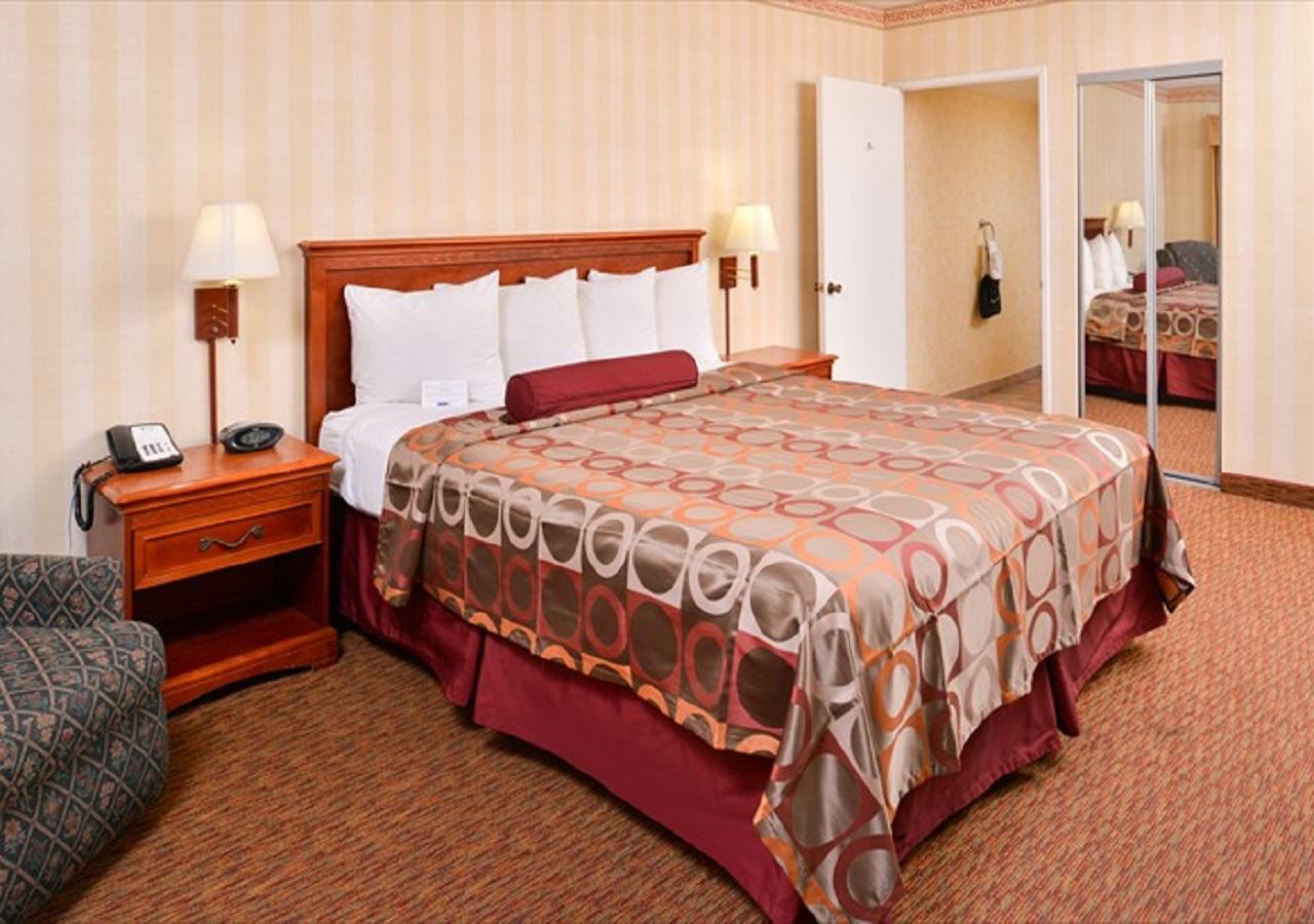 Best Western Plus Raffles Inn & Suites - thumb 5