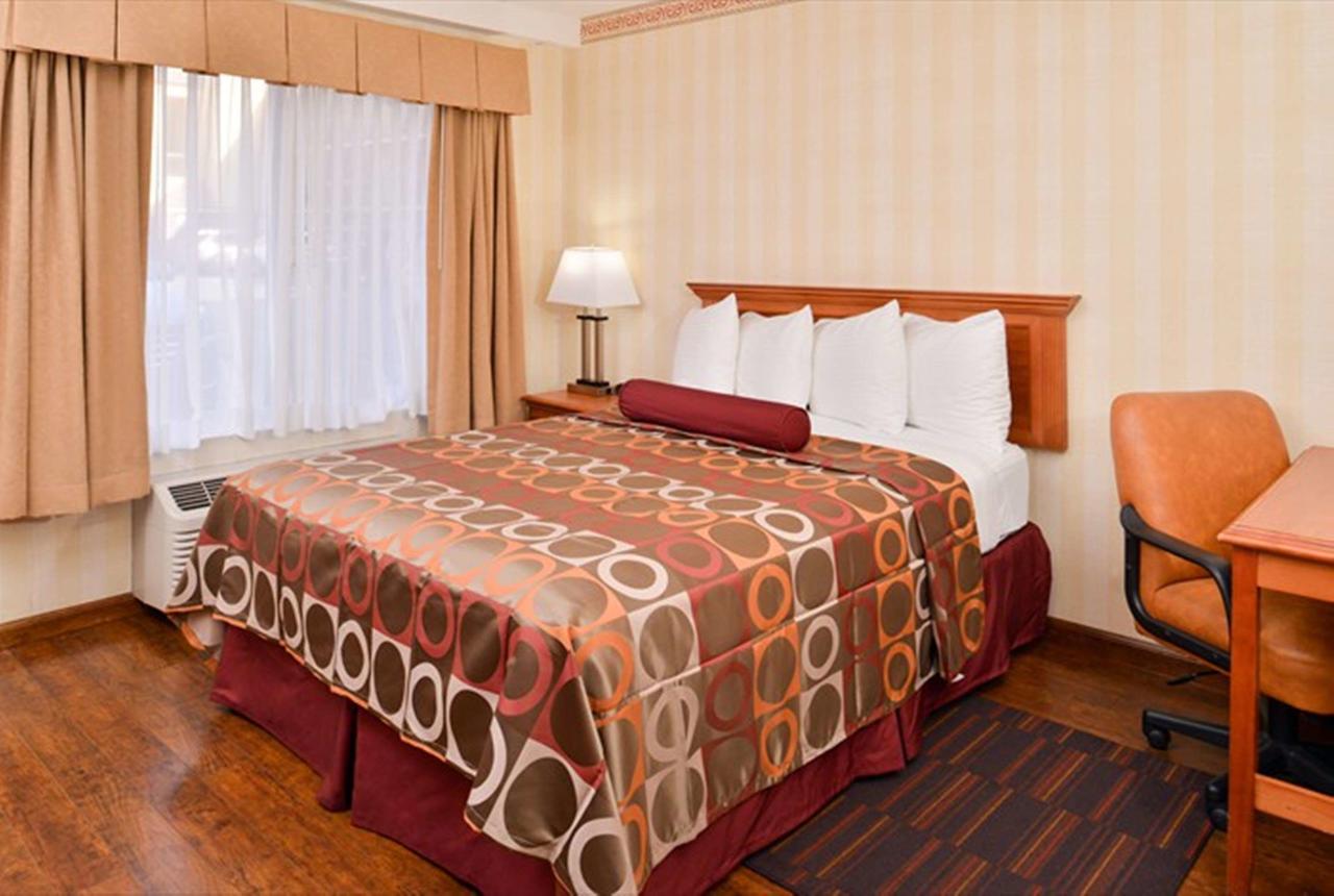 Best Western Plus Raffles Inn & Suites - thumb 15